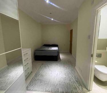 Hillingdon House | Lovely Detached house in lovely location