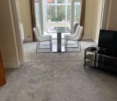 Hillingdon House | Lovely Detached house in lovely location