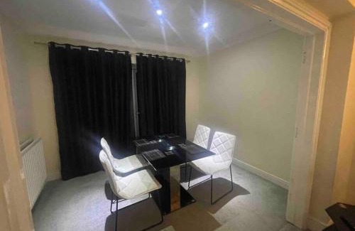 Hillingdon House | Lovely Detached house in lovely location