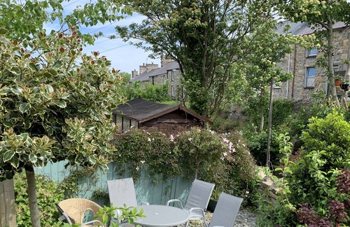 Trefor House | Lovely dog friendly granite cottage near Trefor Beach with excellent facilities