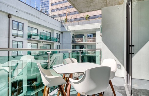 City West Apartment | Lovely Downtown 1BR w/Pool, Gym & W/D near Staples Center, by Blueground