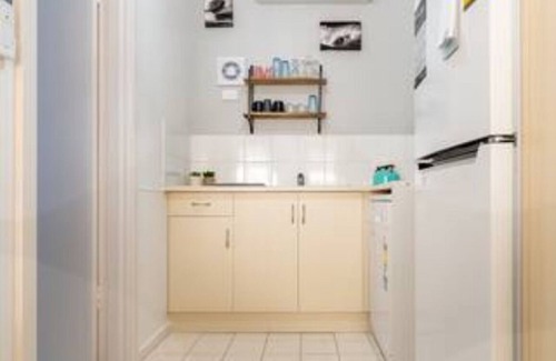 Glenelg Apartment | Lovely Driftwood Taft Apartment. Close to Beach & Everything! n
