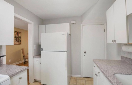 Russell Apartment | Lovely Duplex in DT Libertyville Near Naval Base!