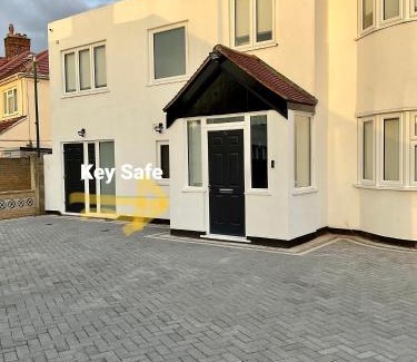 London Borough of Bexley Apartment | Lovely En-suite Room with private entry, Close to Station