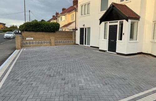 London Borough of Bexley Apartment | Lovely En-suite Room with private entry, Close to Station
