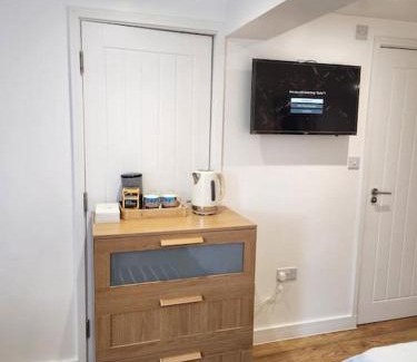 London Borough of Bexley Apartment | Lovely En-suite Room with private entry, Close to Station