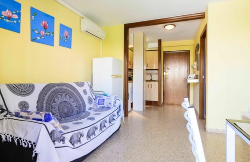 Oropesa del Mar Apartment | Lovely apartment for 3 people with pool, A/C, WIFI, TV, balcony, pets allowed and parking