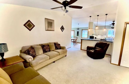 West Carrollton House | Lovely, Family Home with Garage in Nice Area
