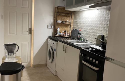 Dudden Hill Apartment | Lovely flat near train station and central london