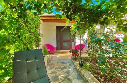 Jezera Apartment | Lovely flower small house for two by the sea