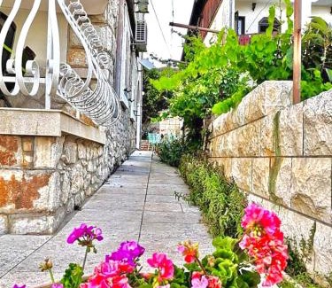 Jezera Apartment | Lovely flower small house for two by the sea