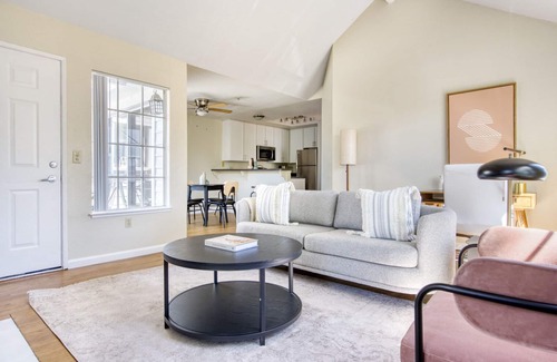 Redwood Shores Apartment | Lovely Foster City 2BR w/Gym, 2 Pools & W/D, near VISA, by Blueground