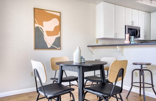 Redwood Shores Apartment | Lovely Foster City 2BR w/Gym, 2 Pools & W/D, near VISA, by Blueground