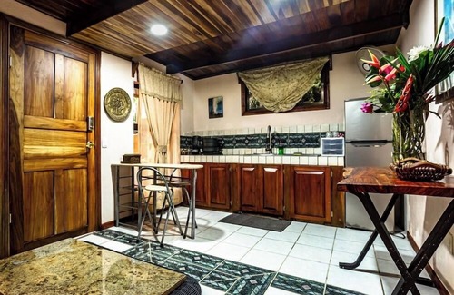 El Cerro Apartment | Lovely Garden, 1 bedroom, with POOL & AC - Rogers Hospitality - Quepos/MA