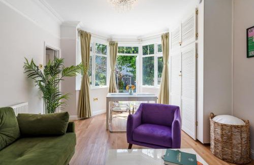 Hillside Apartment | Lovely garden apartment in Wimbledon Town Centre with private parking by Wimbledon Holiday Lets