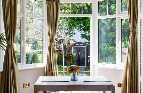 Hillside Apartment | Lovely garden apartment in Wimbledon Town Centre with private parking by Wimbledon Holiday Lets