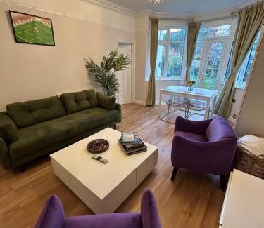 Hillside Apartment | Lovely garden apartment in Wimbledon Town Centre with private parking by Wimbledon Holiday Lets