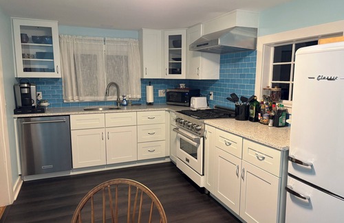 Lambertville House | Lovely garden cottage, short walk to town and steps to canal path.