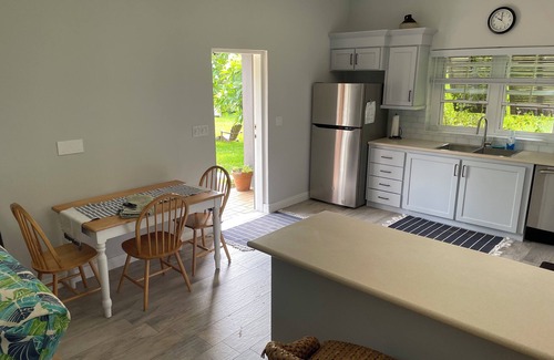 Southampton Apartment | Lovely Garden Setting, Close to Sail GP Site, PGA Port Royal,2 min walk to Beach