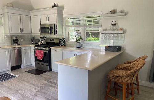 Southampton Apartment | Lovely Garden Setting, Close to Sail GP Site, PGA Port Royal,2 min walk to Beach