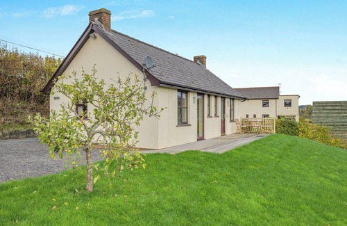 Llanfihangel Tal-y-llyn Cottage | Lovely, detached cottage with fabulous views of the Black Mountains and Brecon Beacons.