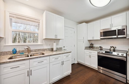 Hillsborough House | Lovely Hillsborough stay 2 minutes to Downtown