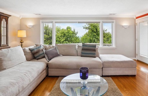 Bridgeport House | Lovely Hilltop Home: Louisville Living with a View