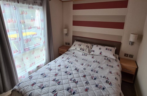 Montrose House | Lovely Holiday Home; Close to beach / local amenities - SouthLinks Holiday Park
