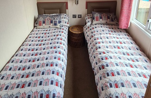 Montrose House | Lovely Holiday Home; Close to beach / local amenities - SouthLinks Holiday Park