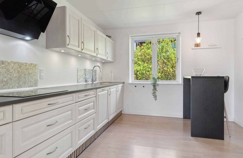 Fur House | Lovely holiday home with hot tub – 150 m to water