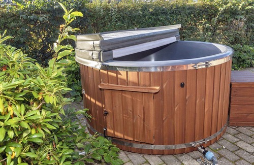 Fur House | Lovely holiday home with hot tub – 150 m to water