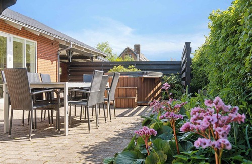 Fur House | Lovely holiday home with hot tub – 150 m to water