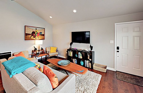 El Segundo House | Lovely home 1 block to Main St and near the beach w/ patio - snowbirds welcome