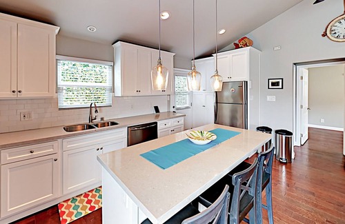 El Segundo House | Lovely home 1 block to Main St and near the beach w/ patio - snowbirds welcome