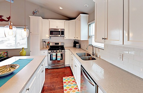 El Segundo House | Lovely home 1 block to Main St and near the beach w/ patio - snowbirds welcome