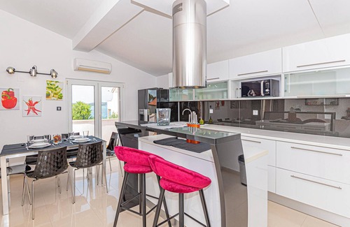 Brodarica House | Lovely home in Brodarica with jacuzzi