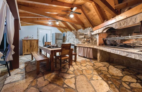 Brodarica House | Lovely home in Brodarica with jacuzzi