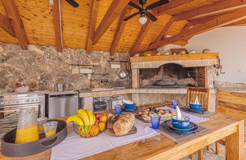 Brodarica House | Lovely home in Brodarica with jacuzzi