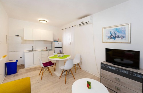 Gornji Karin House | Lovely home in Gornji Karin with WiFi