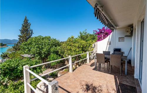 Loviste House | Lovely Home In Loviste With Kitchen