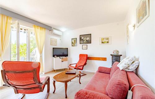 Loviste House | Lovely Home In Loviste With Kitchen