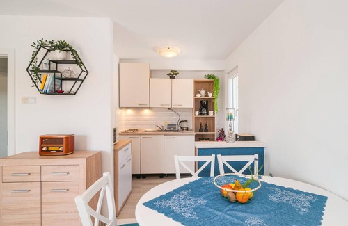 Maslinica House | Lovely home in Maslinica with WiFi
