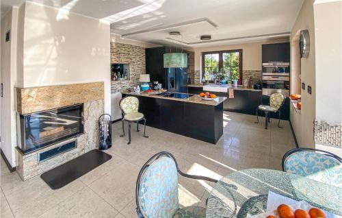 gmina Bedzino House | Lovely Home In Mscice With Kitchen