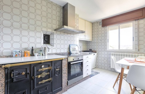 Santiago de Compostela House | Lovely home in Rocha Vella with kitchen