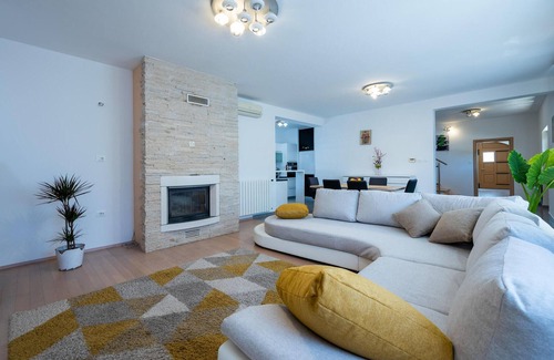 Susnjevica House | Lovely home in Susnjevica with kitchen