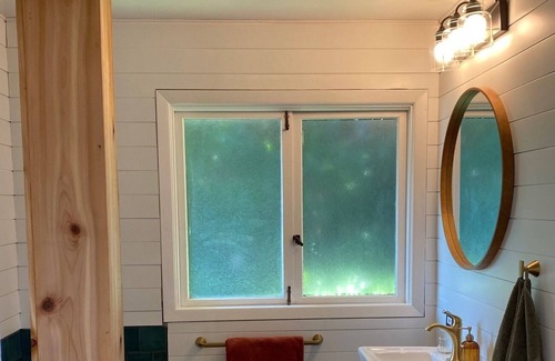 Sherwood - Tualatin South House | Lovely home in Tualatin with outdoor fireplace and pup friendly