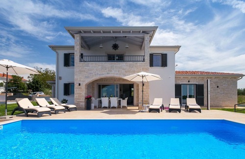 Vrh Lasici House | Lovely home in Vizinada