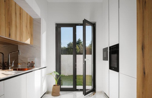 Zambratija House | Lovely home in Zambratija with kitchen