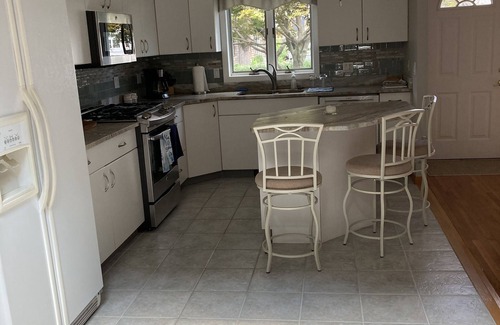 North Kingstown House | Lovely home minutes from Narragansett Bay, 19 minutes to Newport, sleeps 10
