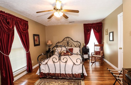 Loretto Bed & Breakfast | Lovely home on the Kentucky Bourbon Trail, 3 miles from Maker's Mark Distillery